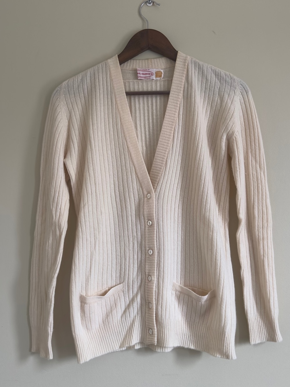 Hawick 100% Scottish Cashmere Ribbed Vintage Cardigan in Cream